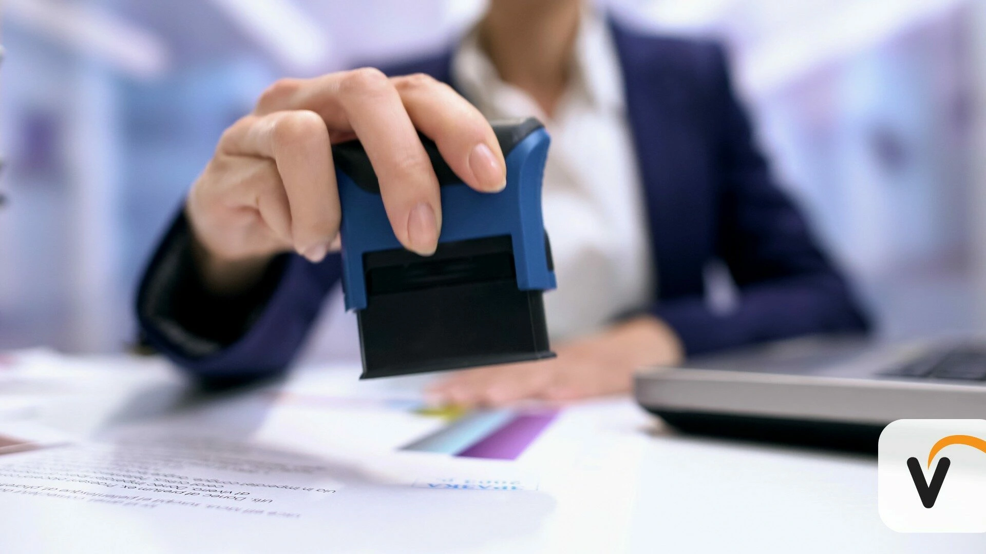 Osoba stavlja službeni pečat na dokument kao dio ovjerenog prijevoda koji izrađuje sudski tumač.