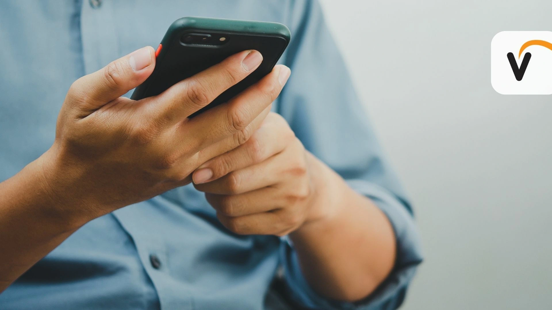 Osoba na mobitelu šalje upit za prijevod dokumenta